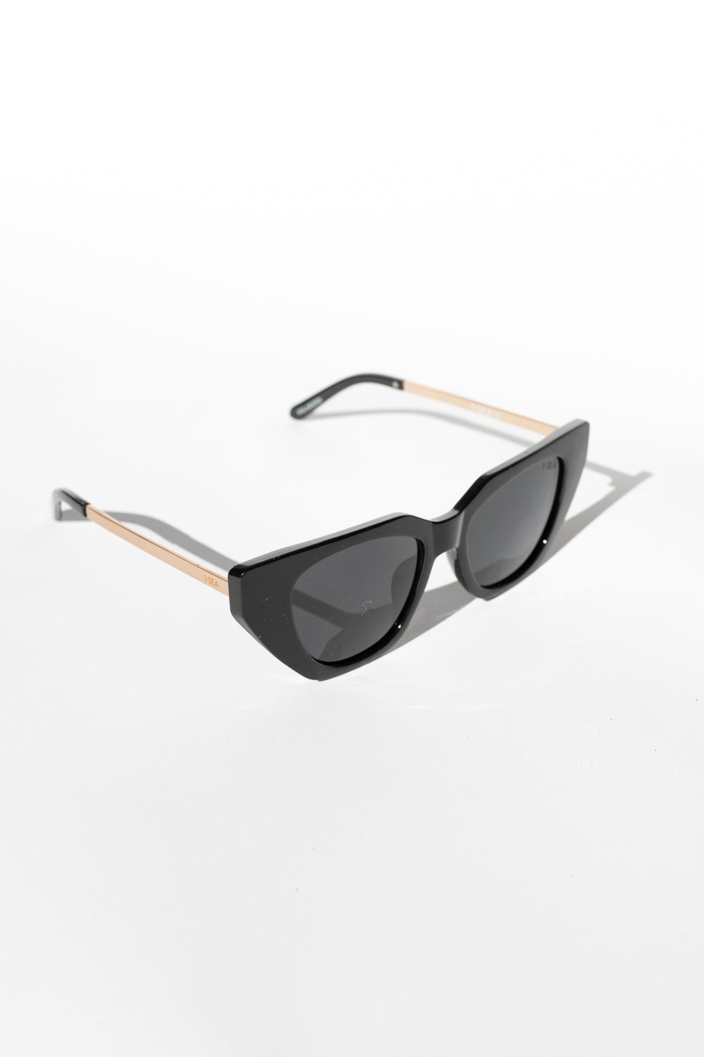 black-smoke-sunglasses-1_a108e361-ba2a-41ae-bfd6-9441659a7181.jpg
